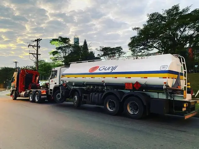 Transporte e remoção para *caminhões, máquinas e cargas especiais*
