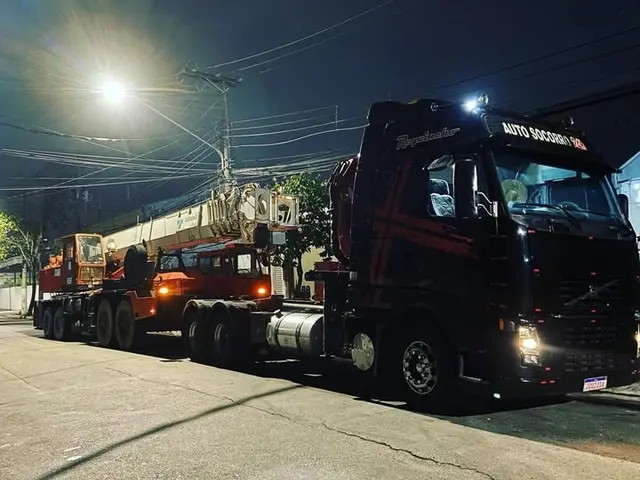 Transporte e remoção para *caminhões, máquinas e cargas especiais*