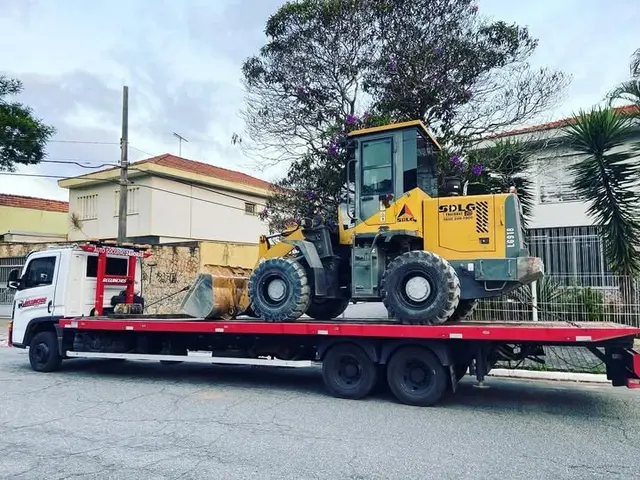 Transporte e remoção para *caminhões, máquinas e cargas especiais*