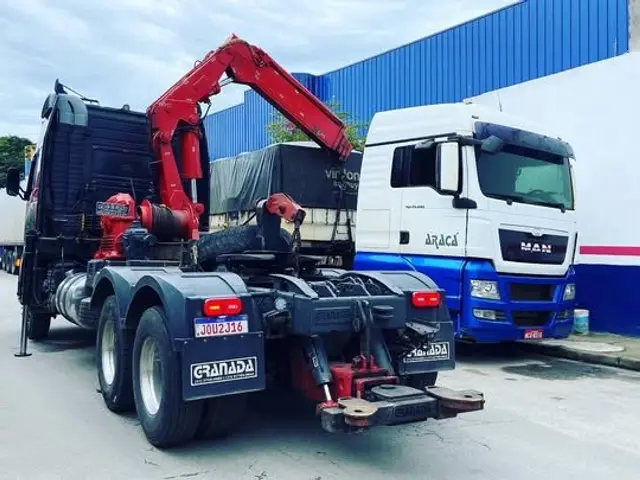 Transporte e remoção para *caminhões, máquinas e cargas especiais*