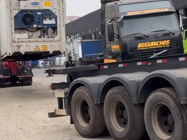 Transporte e remoção para *caminhões, máquinas e cargas especiais*