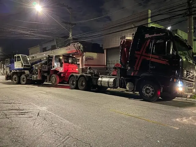 Transporte e remoção para *caminhões, máquinas e cargas especiais*